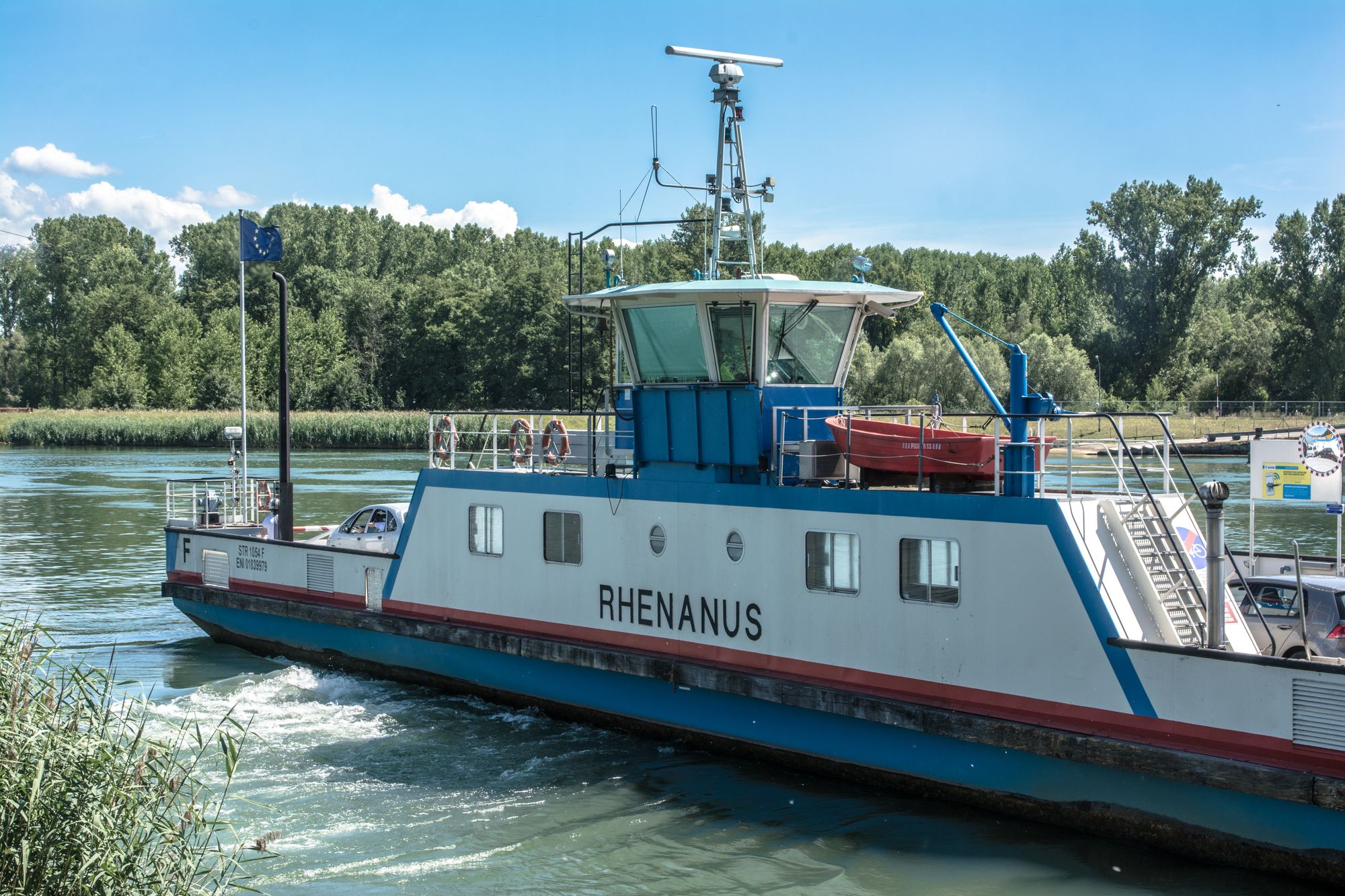 <p>Prendre le Bac pour traverser <br />le Rhin et se rendre en Allemagne</p>
